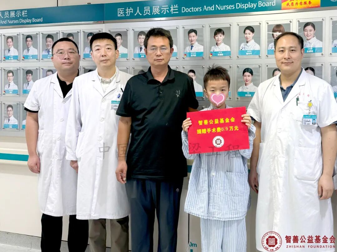 71 河南省人民医院（左起）曹臣医生、张敬乙医生、周全医生将智善公益基金会捐赠的9000元转交给河南开封兰考县患者小陈.jpg