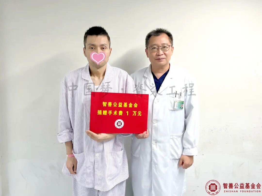 21 首都医科大学附属复兴医院李立平主任将智善公益基金会捐赠的1万元转交给湖北孝感汉川市患者小王.jpg