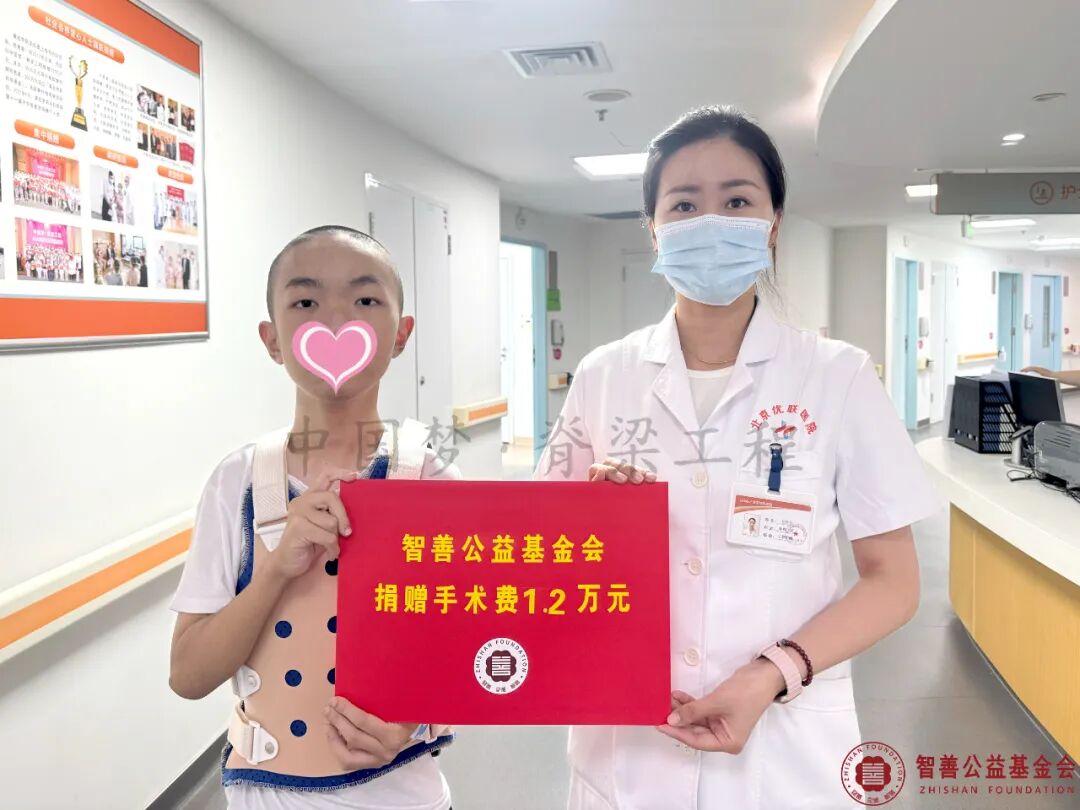 65 北京优联医院肖伶玉护士长将智善公益基金会捐赠的1.2万元转交给安徽合肥长丰县患者小万.jpg
