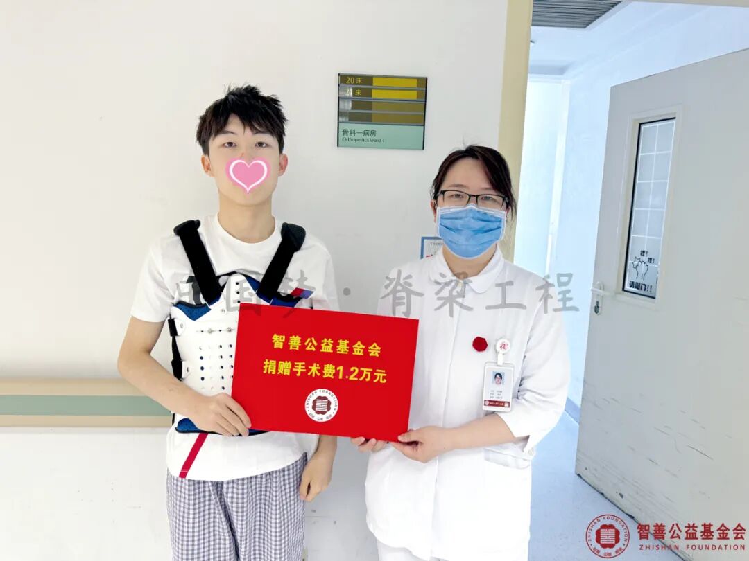 18 香港大学深圳医院陶惠人教授将智善公益基金会捐赠的6000元转交给甘肃天水秦安县患者小蔡.jpg