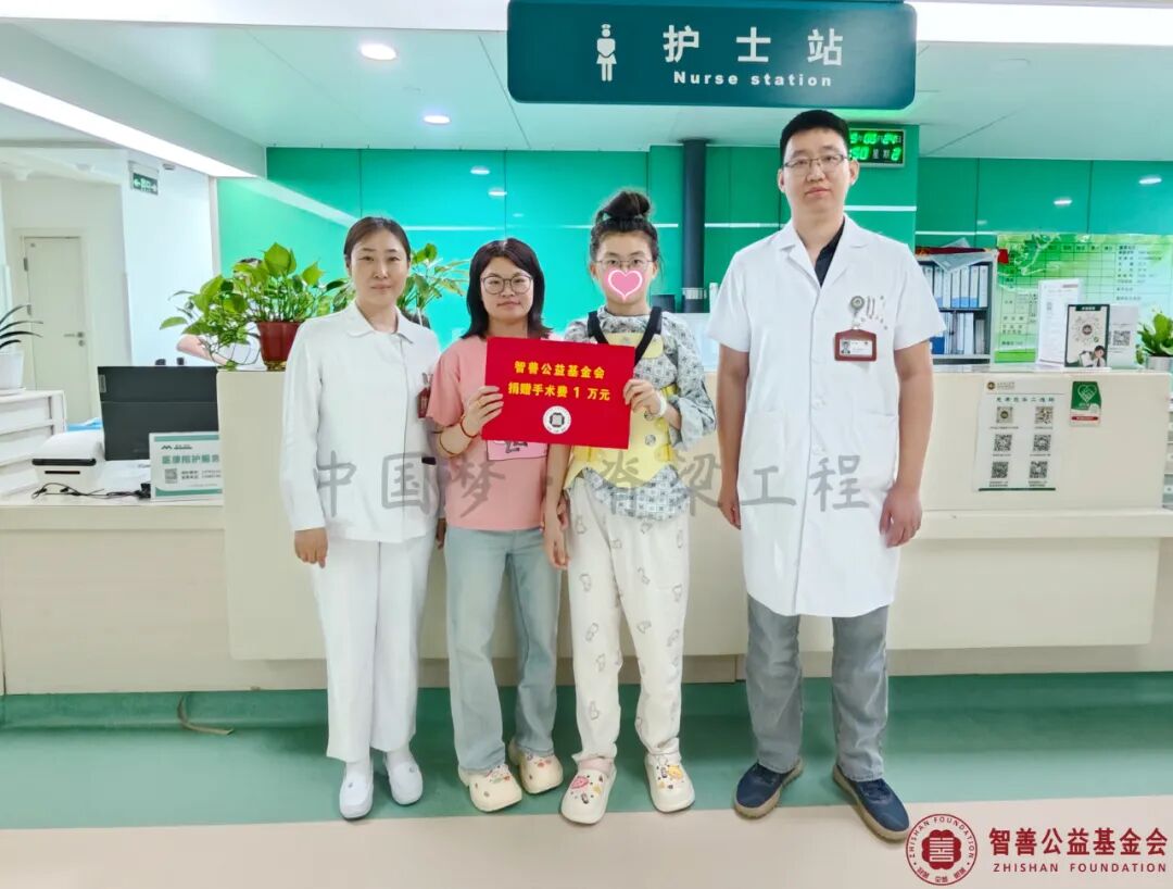 27 山东第一医科大学附属省立医院李阳医生（右）、杨晓霞护士长将智善公益基金会捐赠的1万元转交给山东临沂平邑县患者小孙.jpg