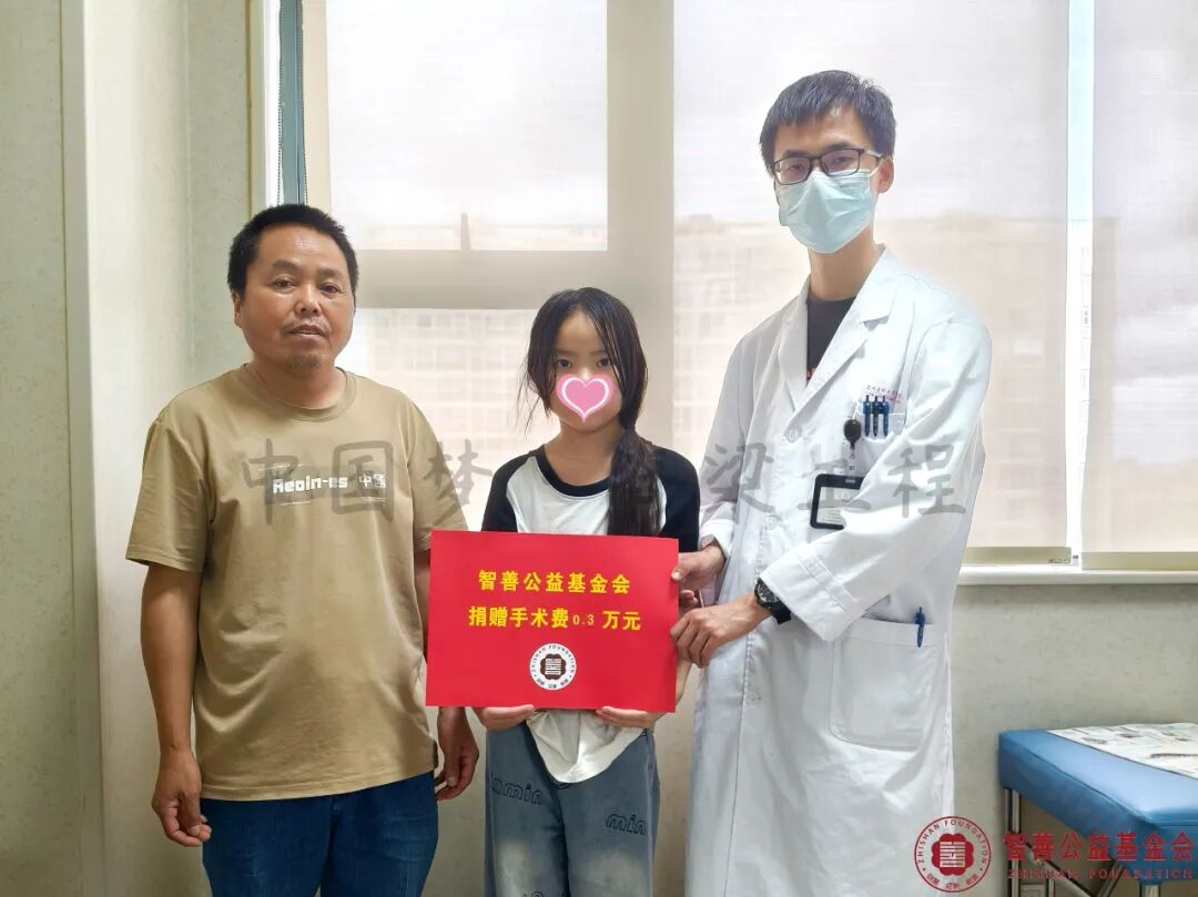 25 昆明医科大学第二附属医院者尚佳医生将智善公益基金会捐赠的3000元转交给云南文山马关县患者小王.jpg