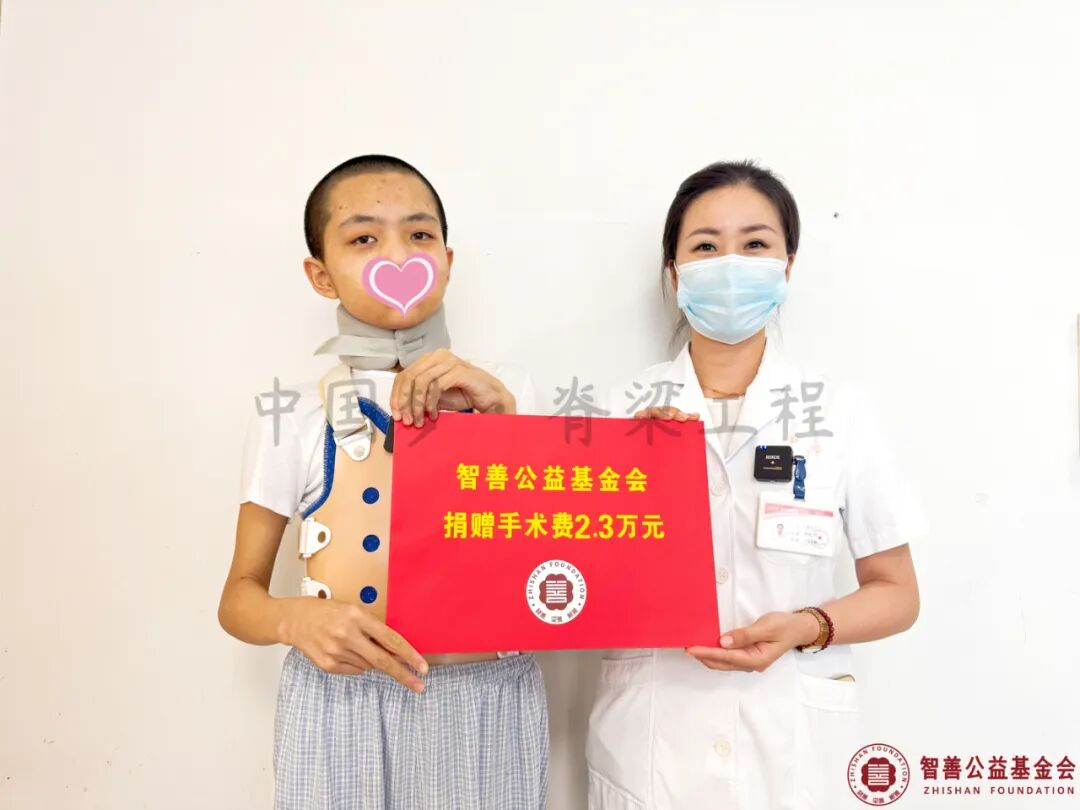 29 北京优联医院肖伶玉护士长将智善公益基金会捐赠的2.3万元转交给陕西延安宝塔区患者小高.jpg