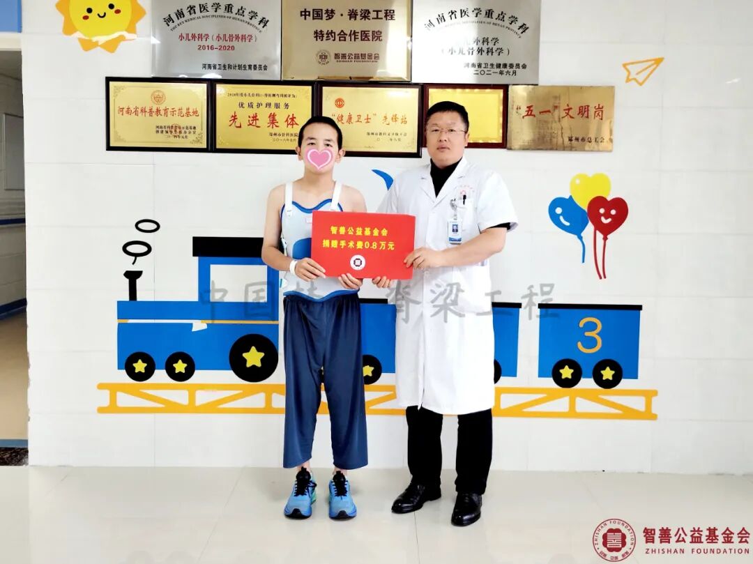 42 郑州市骨科医院马鸿杰医生将智善公益基金会捐赠的8000元转交给河南郑州中牟县患者小夏.jpg