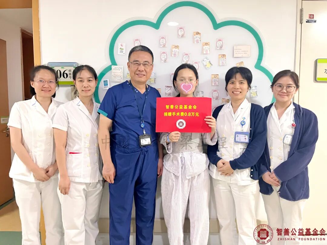 24 香港大学深圳医院陶惠人教授（左三）和（左起）黎川护士、向薇护士、刘萍护士、罗婷护士将智善公益基金会捐赠的8000元转交给四川达州渠县患者小刘.jpg