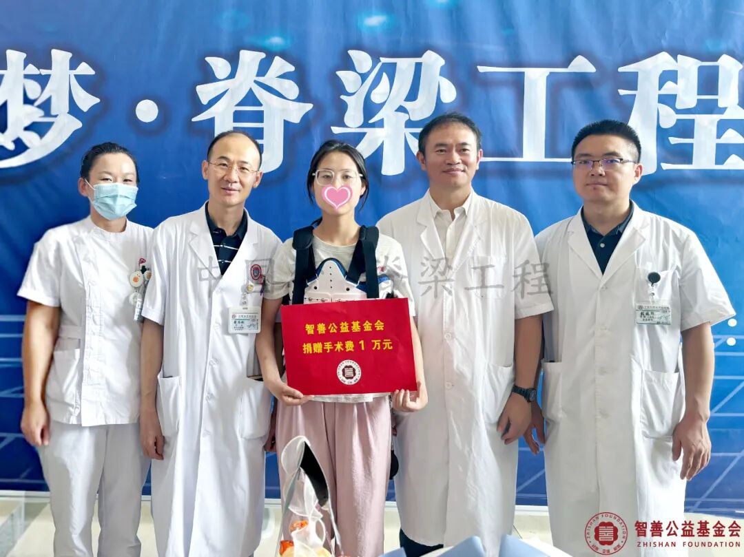 46 宁夏医科大学总医院心脑血管病医院戈朝晖教授（右二）和（左起）孙改玲护士、梁思敏医生、刘晓印医生将智善公益基金会捐赠的1万元转交给宁夏固原隆德县患者小马.jpg