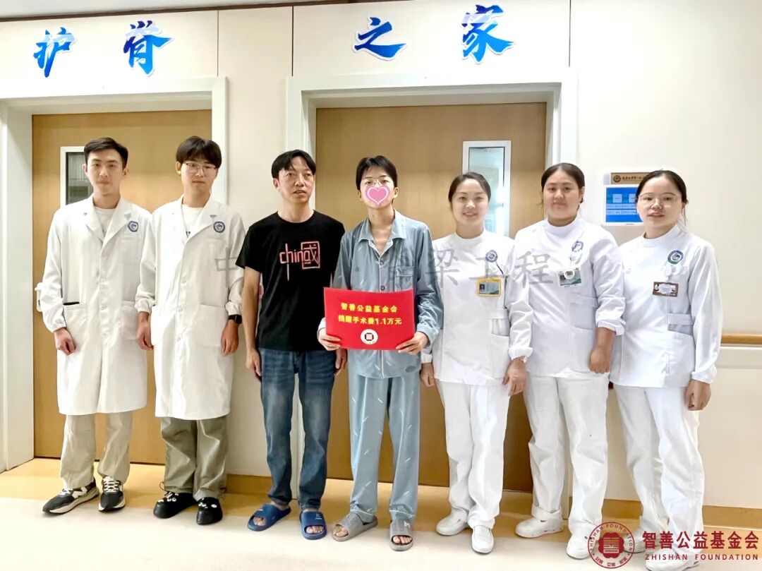 67 南昌大学第一附属医院（左起）周垄元医生、张义煌医生、谢蓉护士长、张璜护士、喻小艳护士将智善公益基金会捐赠的1.1万元转交给江西吉安新干县患者小陈.jpg