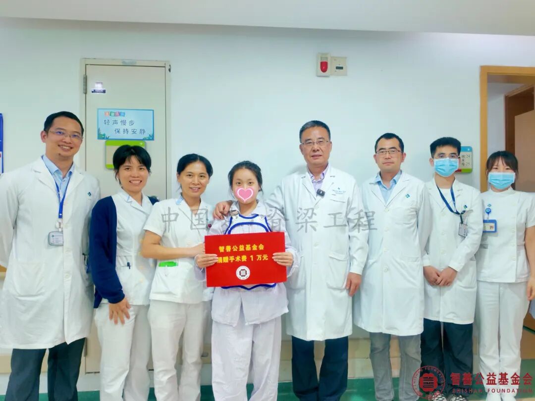 14 香港大学深圳医院陶惠人教授（右四）和（左起）叶灿华医生、刘萍护士、孙其凤护士长、高庆鹏医生、欧阳晗医生、梁静护士将智善公益基金会捐赠的1万元转交给广西桂林全州县患者小唐.jpg