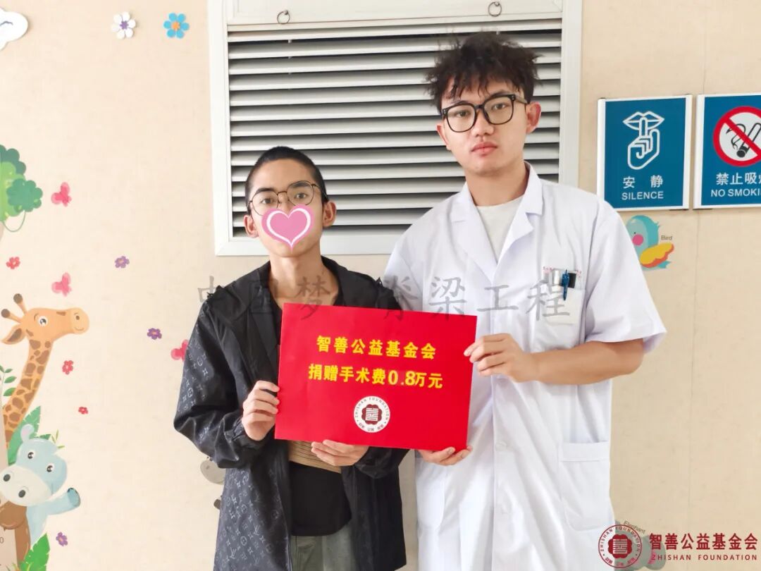27 昆明医科大学第二附属医院杨炎睿医生将智善公益基金会捐赠的8000元转交给云南曲靖宣威市患者小李.jpg