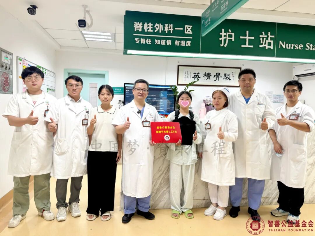 104 广州医科大学附属第二医院江晓兵主任（左四）和（左起）蔡灵熙医生、钟芳灵住院医师、梁卓智护士长、唐晶晶主治医师、周宇浩住培医师将智善公益基金会捐赠的1.2万元转交给安徽安庆宿松县患者小吴.jpg