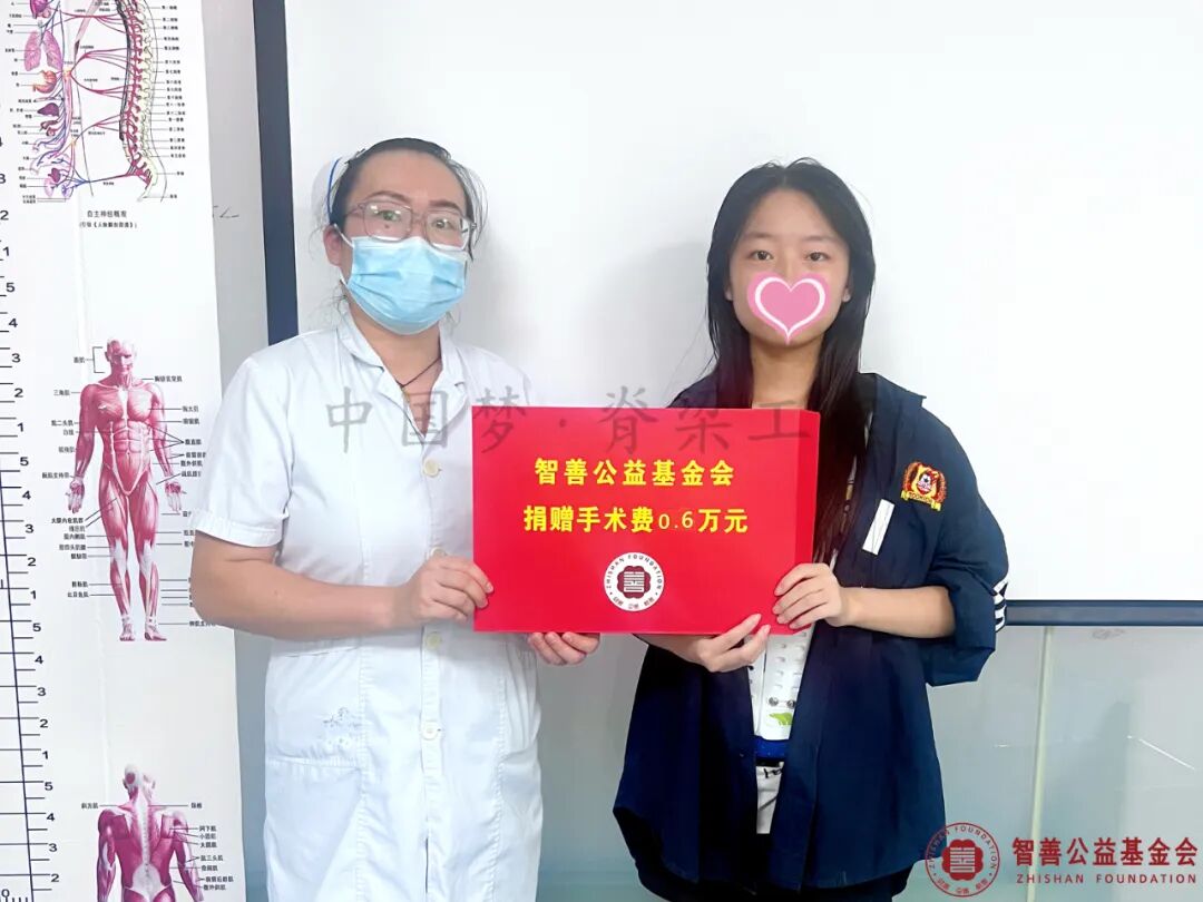 86 青海红十字医院石磊护士将智善公益基金会捐赠的6000元转交给青海西宁大通县患者小蒲.jpg