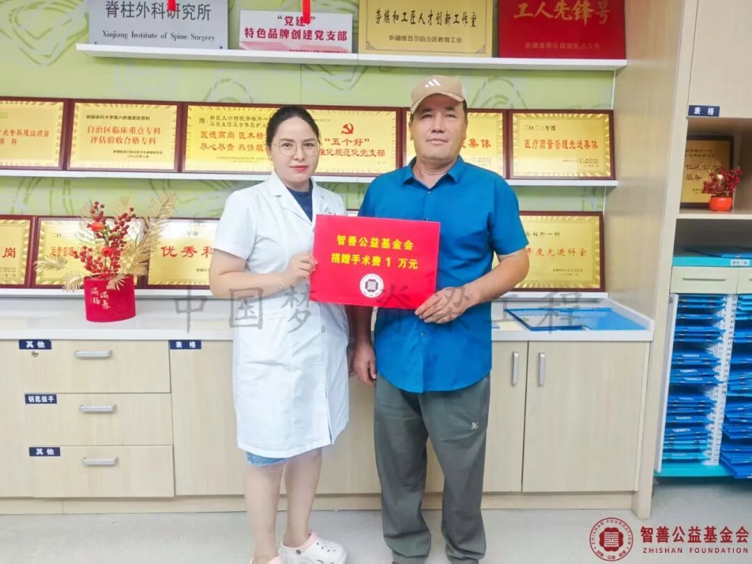 22 新疆医科大学第六附属医院阿吉古丽医生将智善公益基金会捐赠的1万元转交给新疆克孜勒苏柯尔克孜自治州阿合奇县患者库提别克（其舅代领）.jpg
