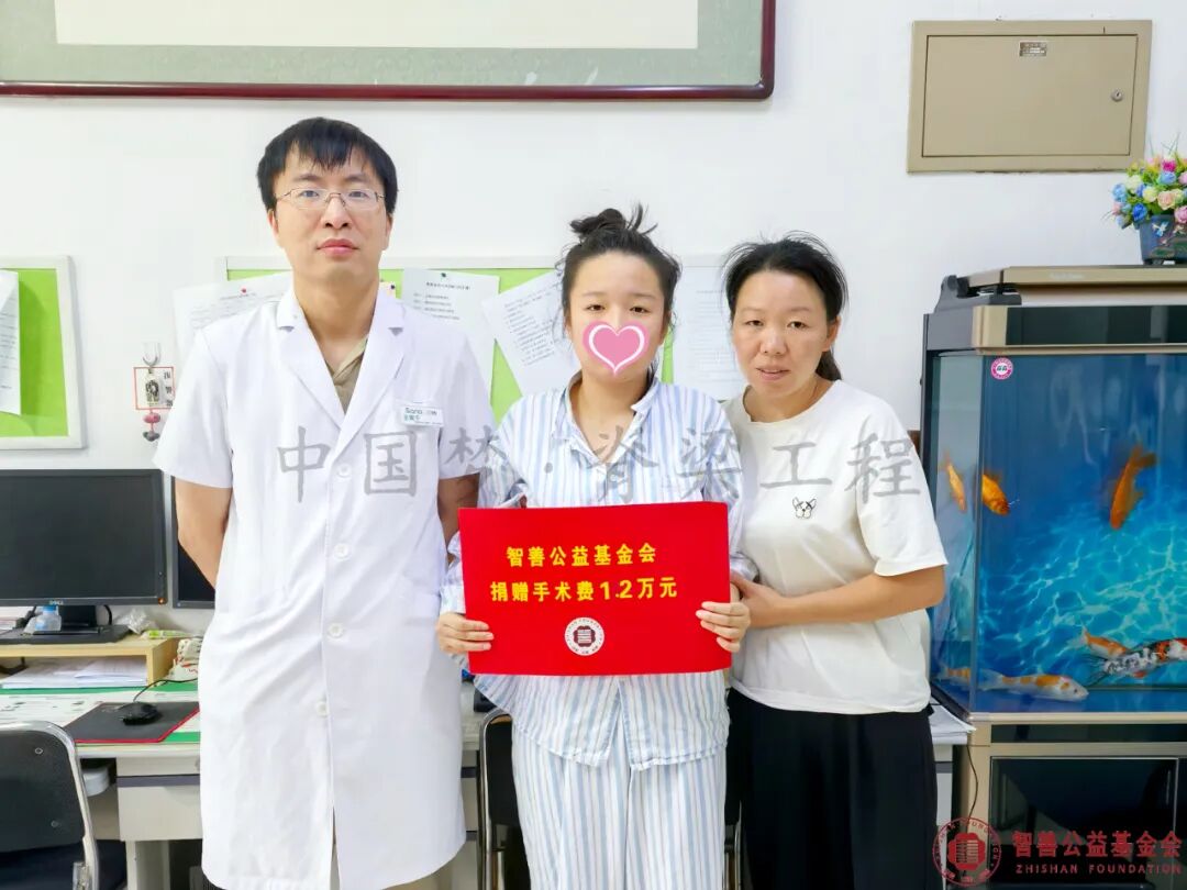 78 首都医科大学三博脑科医院王寅千主管医生将智善公益基金会捐赠的1.2万元转交给山东菏泽单县患者小赵.jpg