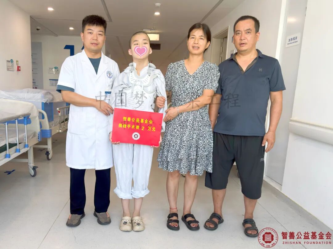 75 西安市红会医院王宇航医生将智善公益基金会捐赠的2万元转交给陕西咸阳乾县患者小牛.jpg