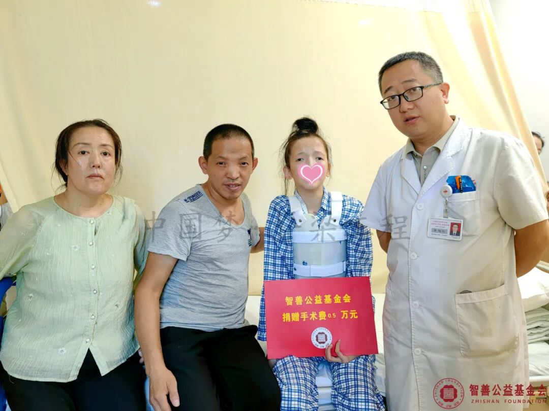 92 山西医科大学第二医院薛旭红主任将智善公益基金会捐赠的5000元转交给山西晋中太谷县患者小王.jpg