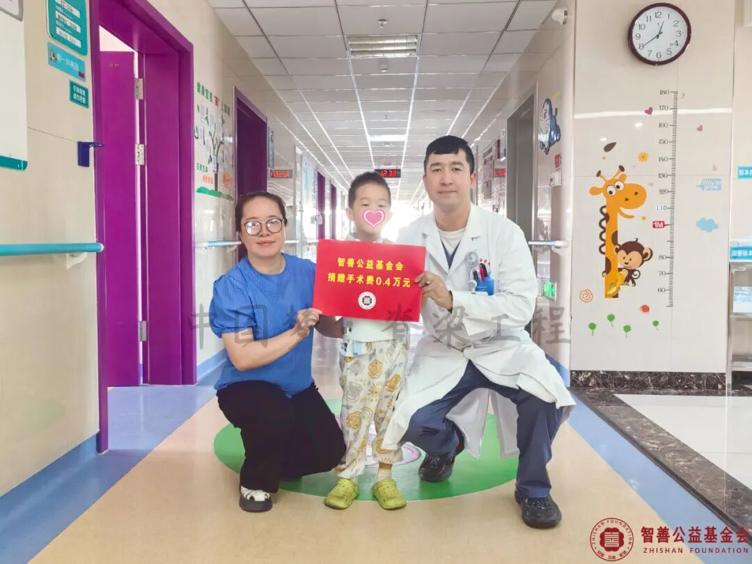5 新疆维吾尔自治区儿童医院努尔东江·艾尔肯医生将智善公益基金会捐赠的4000元转交给新疆乌鲁木齐米东区患者小张.jpg