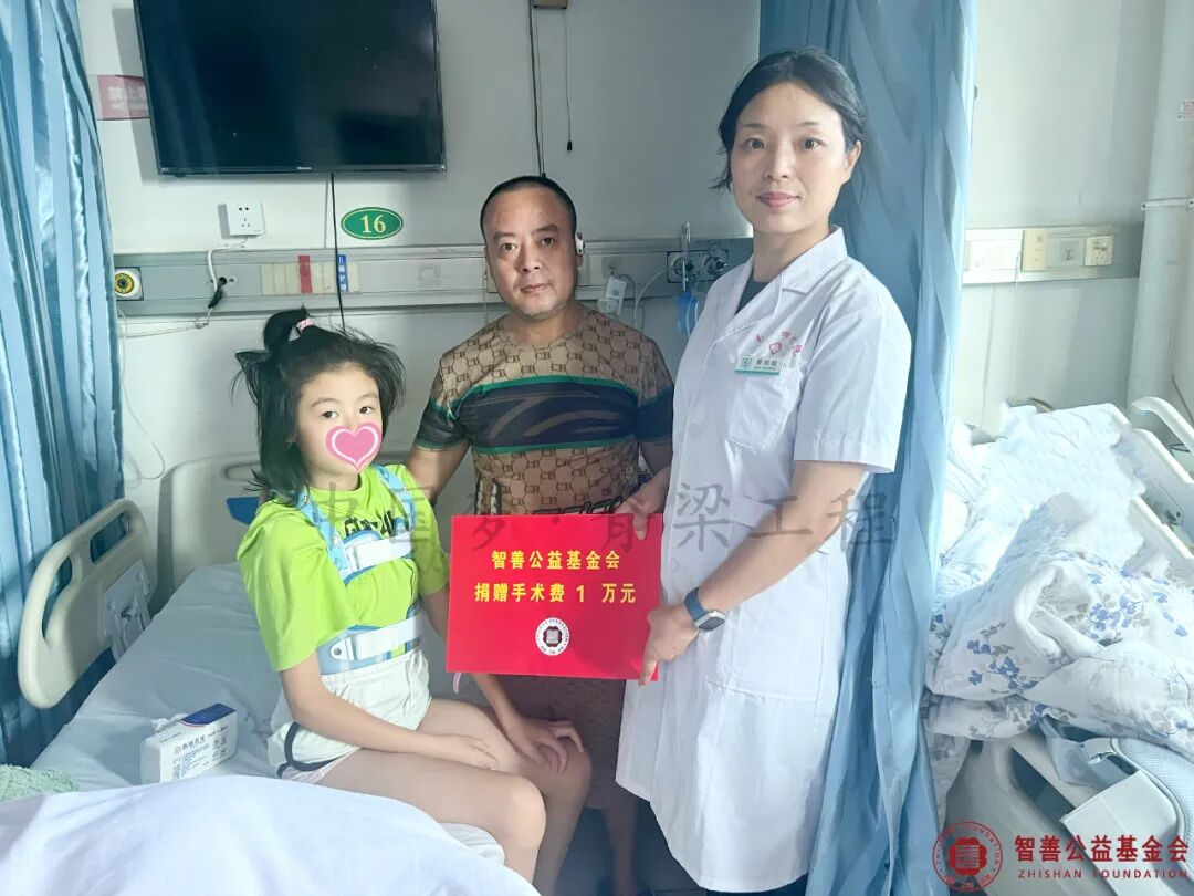 96 南昌大学附属康复医院爱心志愿者罗铁姣将智善公益基金会捐赠的1万元转交给江西九江永修县患者小廖.jpg