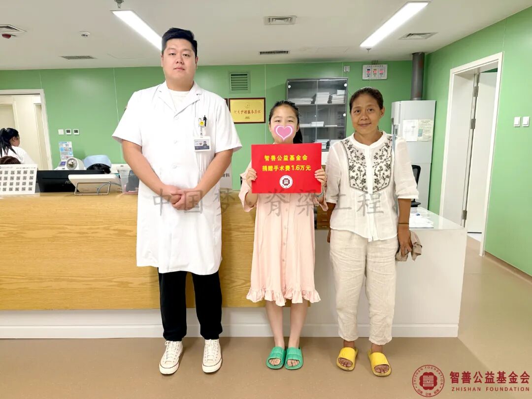 91 吉林大学中日联谊医院张胜杰医生将智善公益基金会捐赠的1.6万元转交给吉林长春南关区患者小孙.jpg