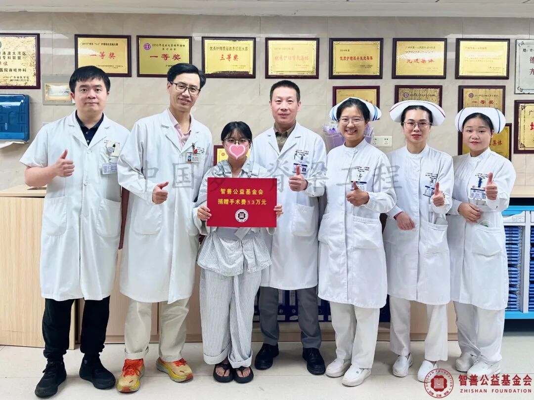 57 广州市第一人民医院钟波夫主任医师（右四）和（左起）聂力主治医生、鞠洪斌主任医师、爱心志愿者侯可可、杨英护士长、黄晓君主管护士将智善公益基金会捐赠的1.3万元转交给广东云浮郁南县患者小卢.jpg