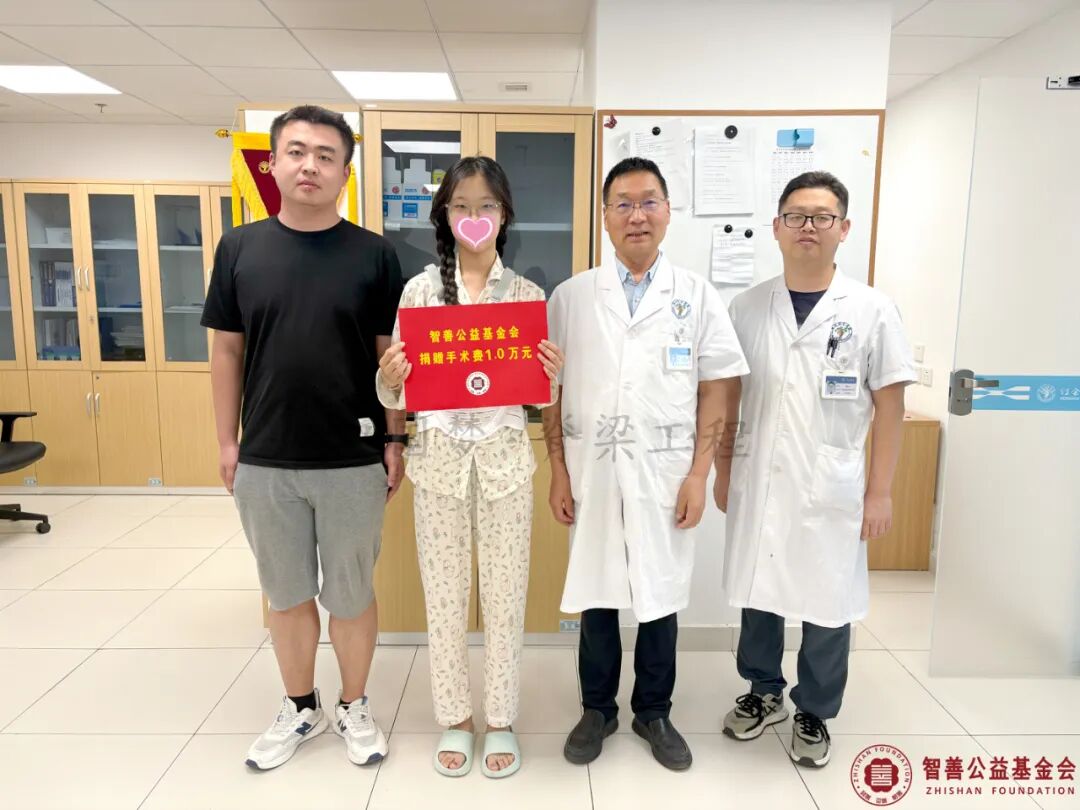 7 西安市红会医院贺宝荣主任（右二）和黄研生主治医师将智善公益基金会捐赠的1万元转交给山西临汾洪洞县患者小张.jpg