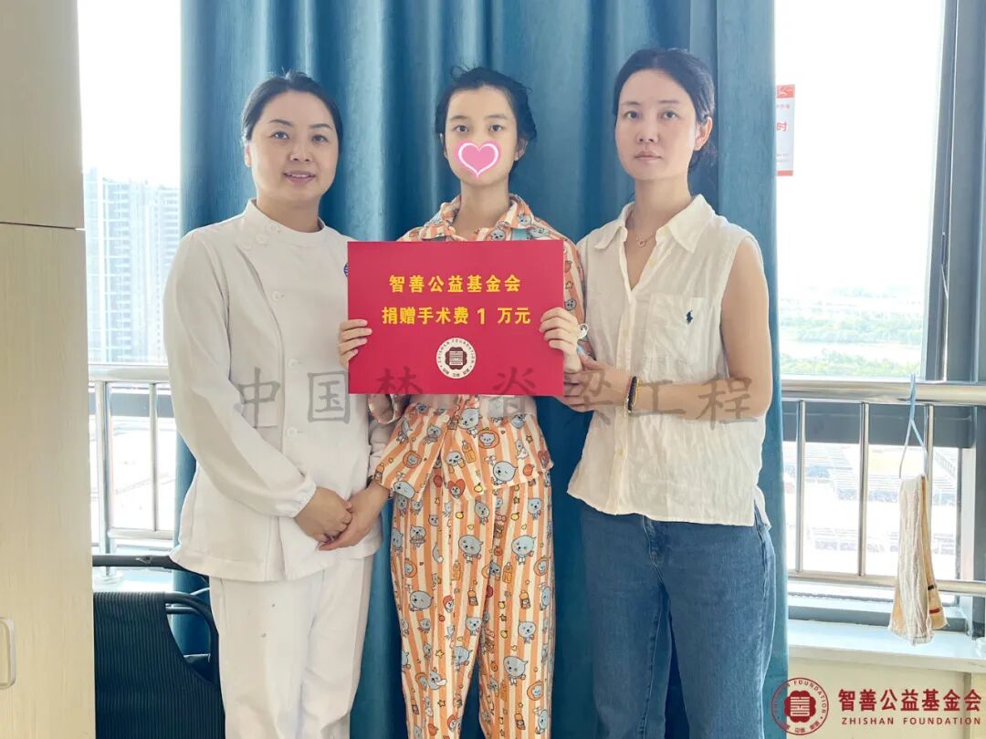 98 南昌大学第一附属医院谢蓉护士长将智善公益基金会捐赠的1万元转交给江西九江濂溪区患者小徐.jpg
