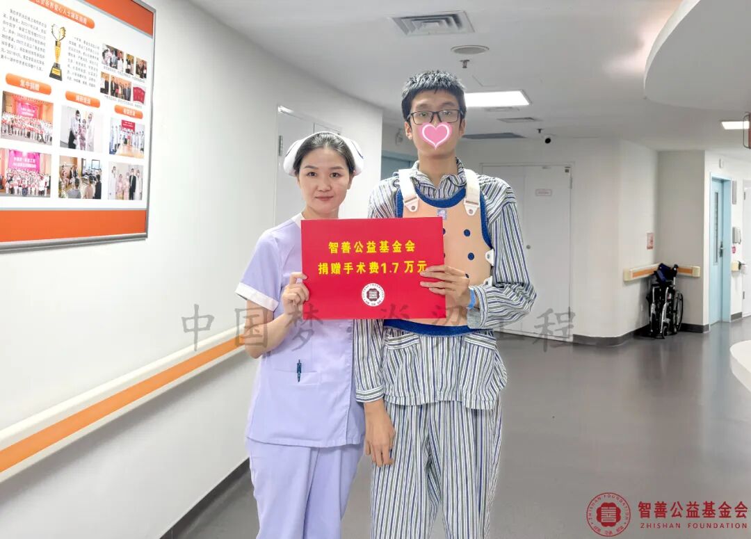 108 北京优联医院王连连护士长将智善公益基金会捐赠的1.7万元转交给山东淄博沂源县患者小丁.jpg