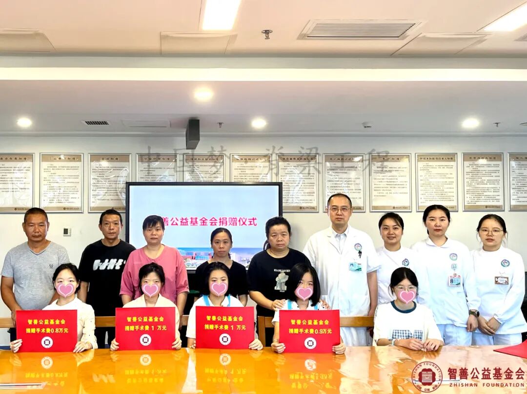 68、69、74、77 南昌大学第一附属医院张斌院长（二排右四）和谢蓉护士长（二排右三）、吴佳丽护士（二排右二）、喻小艳护士将智善公益基金会捐赠的8000元、1万元、9000元分别转交给江西宜春的宜丰县患者小巢（一排左一）、上高县患者小毕（一排左二）、万载县患者小陈（一排左三）、樟树市患者小汪（一排左四）.jpg