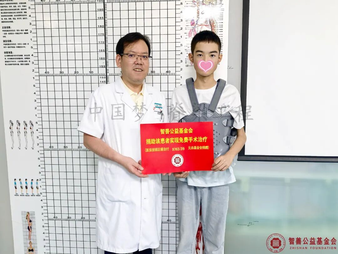48 青海红十字医院李占银医生将智善公益基金会捐赠的9763.39元转交给青海海东乐都县患者小许（该患者实现免费治疗）.jpg