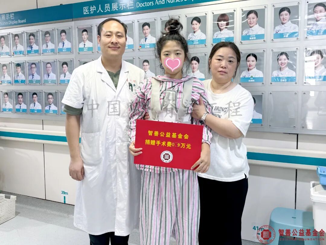 11 河南省人民医院周全医生将智善公益基金会捐赠的9000元转交给河南郑州中牟县患者小周.jpg