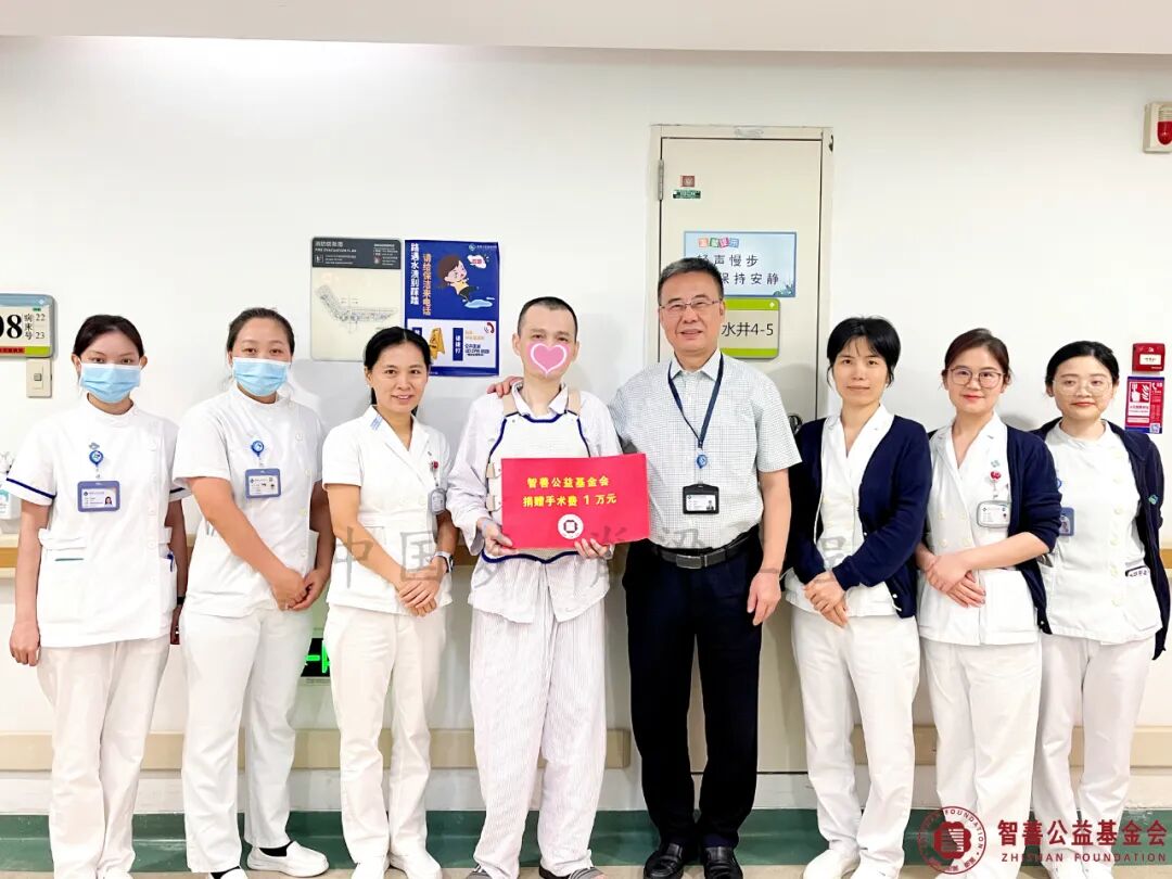31 香港大学深圳医院陶惠人教授（右四）和孙其凤护士长（左三）、护士（左起）吴淑怡、王玲、刘萍、罗婷、向泽敏将智善公益基金会捐赠的1万元转交给广东潮州潮安区患者老李.jpg