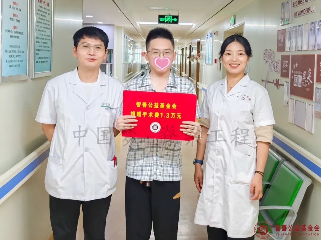 5 南昌大学附属康复医院胡飞平管床医师（左）、爱心志愿者罗铁姣将智善公益基金会捐赠的1.3万元转交给江西宜春上高县患者小喻.jpg