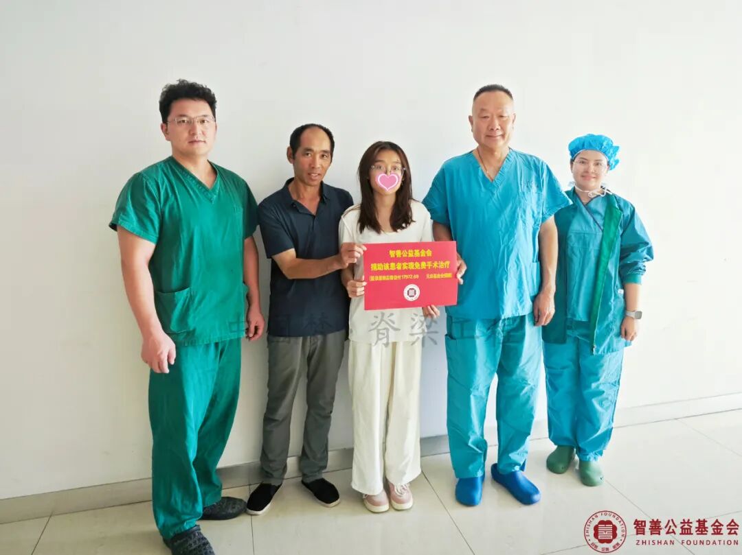 85 新疆医科大学第六附属医院马原主任（右二）和马俊毅医生（左一）、阿吉古丽医生将智善公益基金会捐赠的17972.69元转交给新疆阿克苏温宿县患者小范（该患者实现免费治疗）.jpg