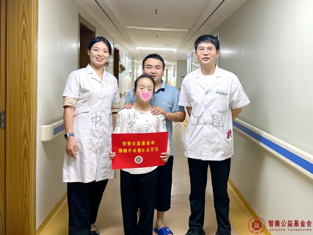 4 南昌大学附属康复医院爱心志愿者罗铁姣（左）、胡飞平管床医师将智善公益基金会捐赠的8000元转交给江西宜春袁州区患者小罗.jpg