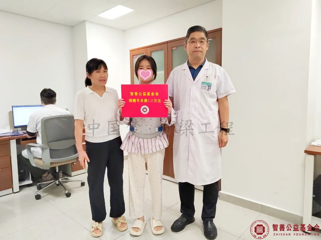 32 河南省人民医院王红强主任将智善公益基金会捐赠的7000元转交给河南许昌建安区患者小陈.jpg