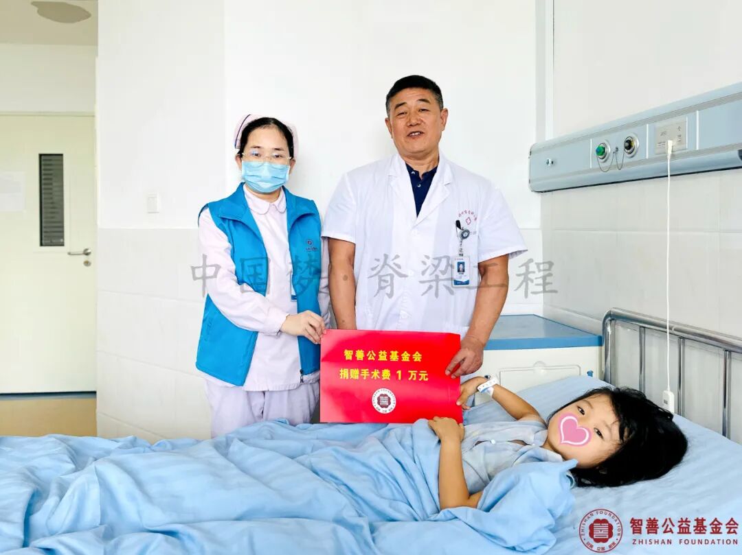 97 郑州市骨科医院宋相建主任（右）、爱心志愿者孙静娜将智善公益基金会捐赠的1万元转交给河南开封龙亭区患者小吴.jpg