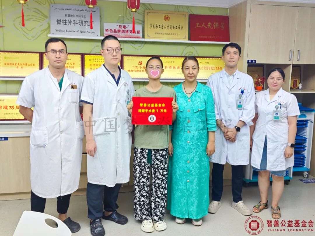 14 新疆医科大学第六附属医院医生（左起）尔帕尼江、李栎、艾斯卡尔、阿吉古丽将智善公益基金会捐赠的1万元转交给新疆和田市患者阿萨乃提.jpg