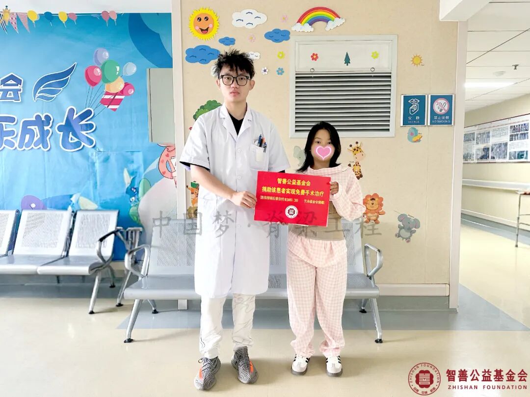 80 昆明医科大学第二附属医院杨炎睿医生将智善公益基金会捐赠的8385.3元转交给云南普洱镇沅县患者小赵（该患者实现免费治疗）.jpg