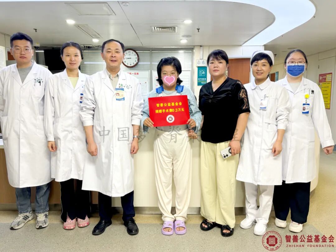 37 郑州大学第一附属医院镐英杰主任（左三）和（左起）张经住院医师、于磊副主任医师、马红娜护士长、爱心志愿者李俊青将智善公益基金会捐赠的3000元转交给河南濮阳南乐县患者小屈.jpg