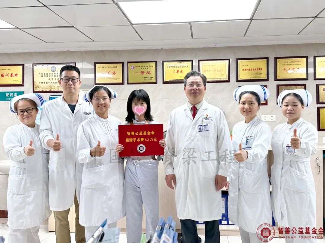 50 广州市第一人民医院温世锋主任（右三）和（左起）董婉华护士、王敏医生、侯可可护士、陈文丽护士、黄晓君护士将智善公益基金会捐赠的1.2万元转交给广东云浮云城区患者小廖.jpg