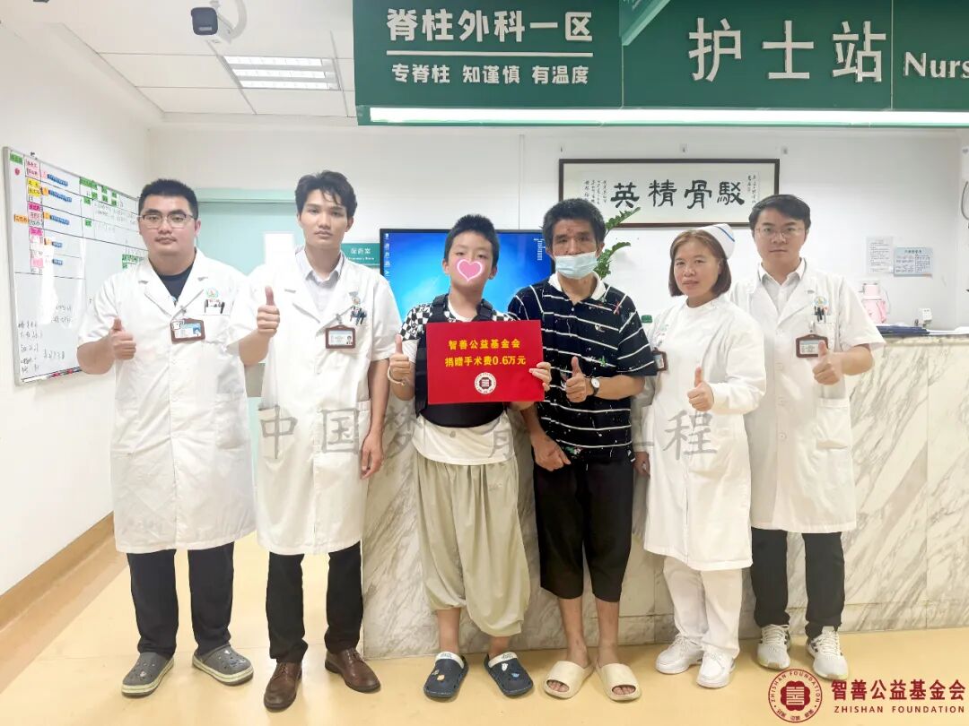 38 广州医科大学附属第二医院（左起）冯晓腾医师、招文华主治医师、梁卓智护士长、钟芳灵医师将智善公益基金会捐赠的6000元转交给广东广州白云区患者小王.jpg