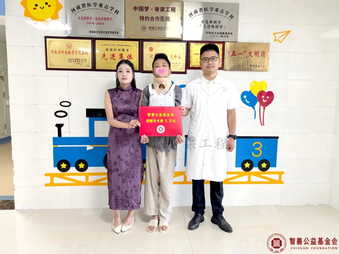 53 郑州市骨科医院朱峰副主任医师将智善公益基金会捐赠的1万元转交给河南安阳龙安区患者小武.jpg