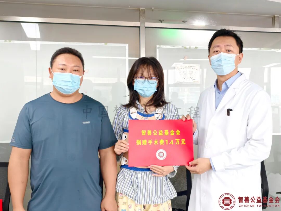 48 王宇教授将智善公益基金会捐赠的1.4万元转交给在北京优联医院手术的贵州六盘水盘县患者小赵.jpg