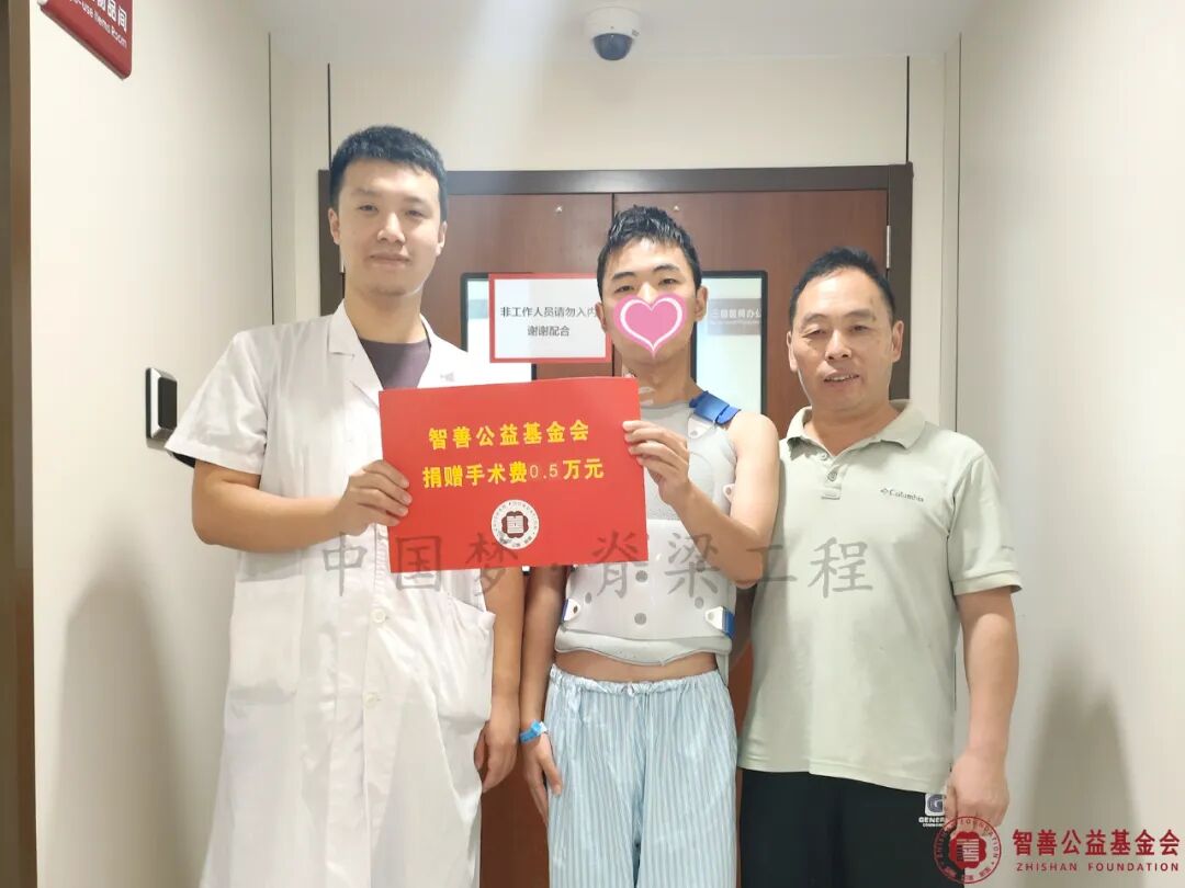 3 河南省人民医院赵鸿健医生将智善公益基金会捐赠的5000元转交给河南新乡县患者小魏.jpg