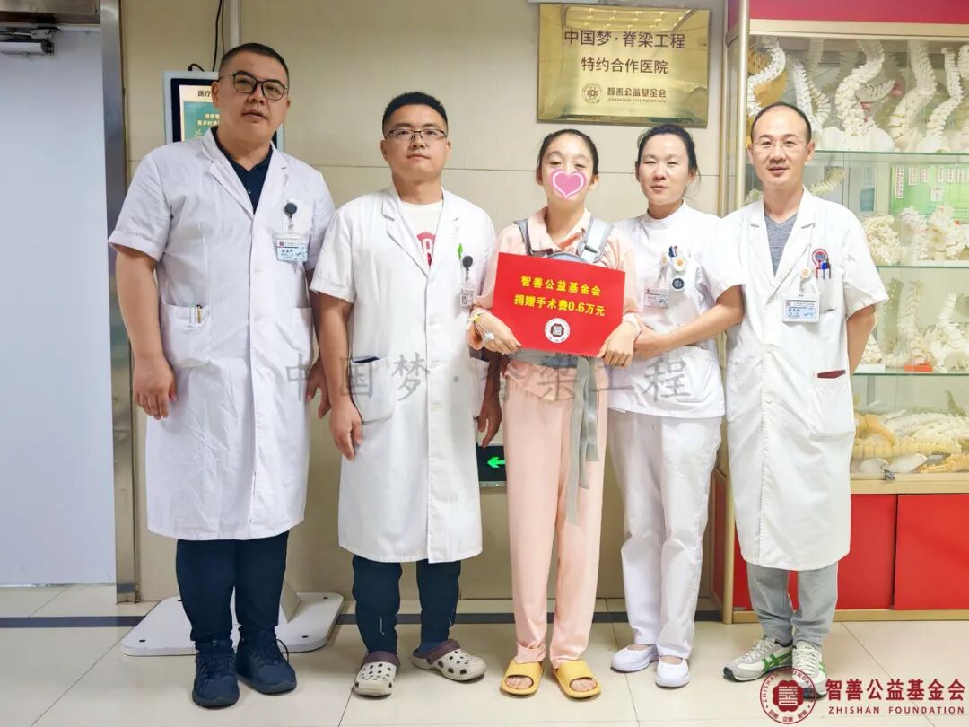 91 宁夏医科大学总医院心脑血管病医院（左起）张建群医生、刘晓印医生、孙改玲护士、梁思敏医生将智善公益基金会捐赠的6000元转交给宁夏银川兴庆区患者小马.jpg