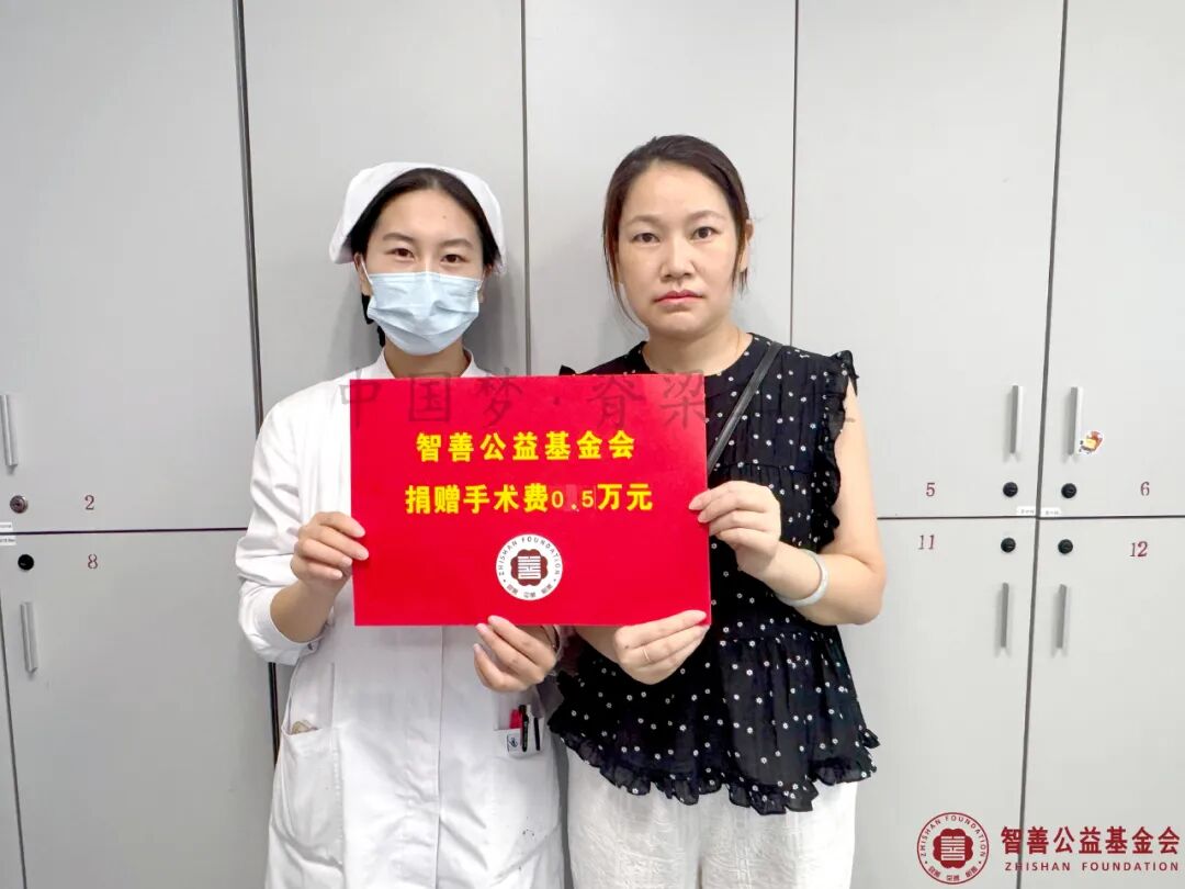 25 武汉同济医院龙雯护士将智善公益基金会捐赠的5000元转交给湖北咸宁赤壁市患者小苏（其母代领）.jpg