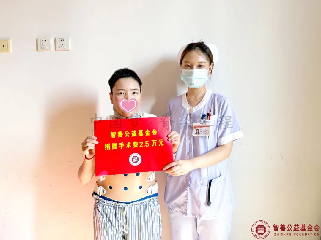 22 北京优联医院石晶护士将智善公益基金会捐赠的2.5万元转交给甘肃平凉静宁县患者小雷.jpg