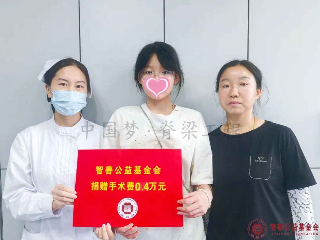 60 武汉同济医院龙雯护士将智善公益基金会捐赠的4000元转交给湖北恩施咸丰县患者小聂.jpg