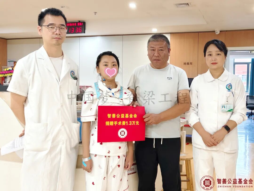 26 南昌大学第一附属医院刘俊医师（左）、吁芬护士长将智善公益基金会捐赠的1.3万元转交给江西宜春靖安县患者小雷.jpg