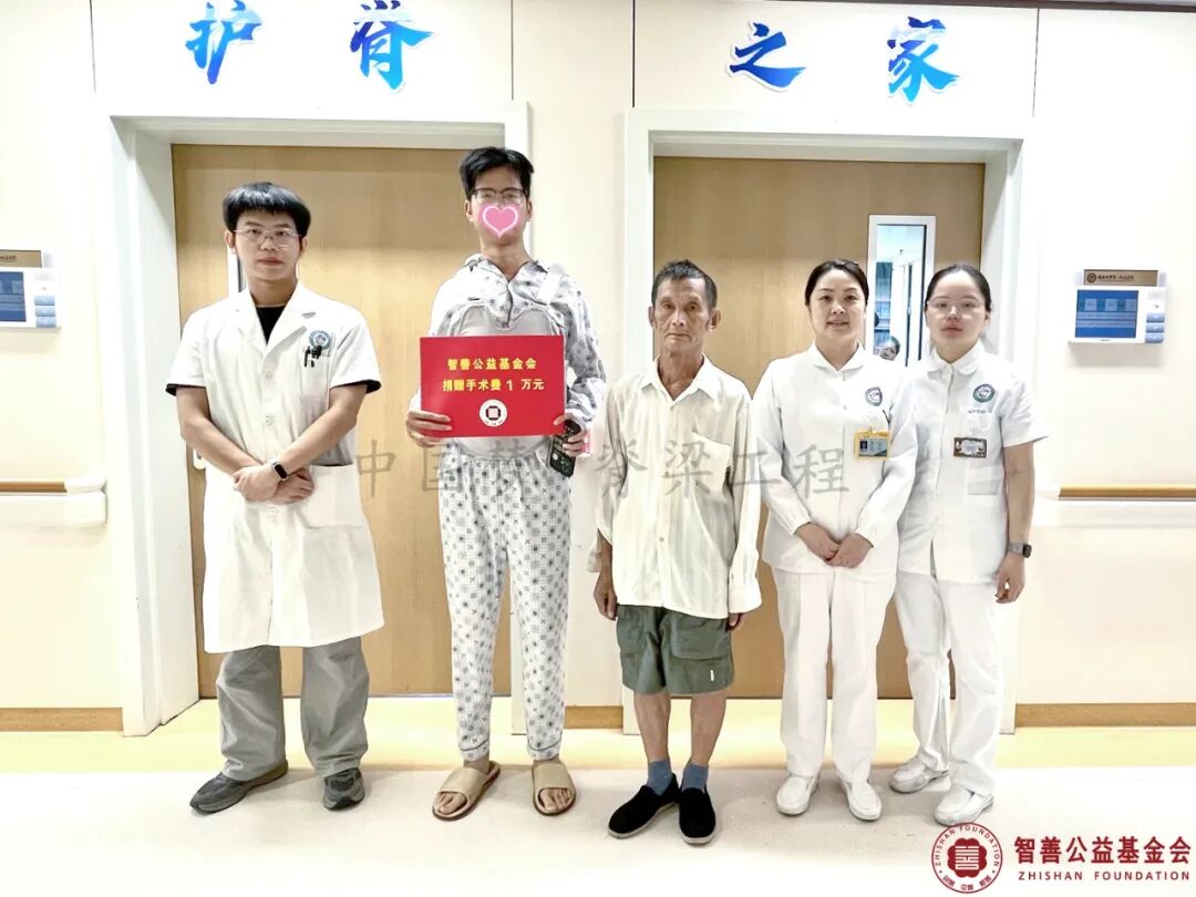 21 南昌大学第一附属医院（左起）鄢光奎医生、谢蓉护士长、喻小艳护士将智善公益基金会捐赠的1万元转交给江西赣州兴国县患者小黄.jpg