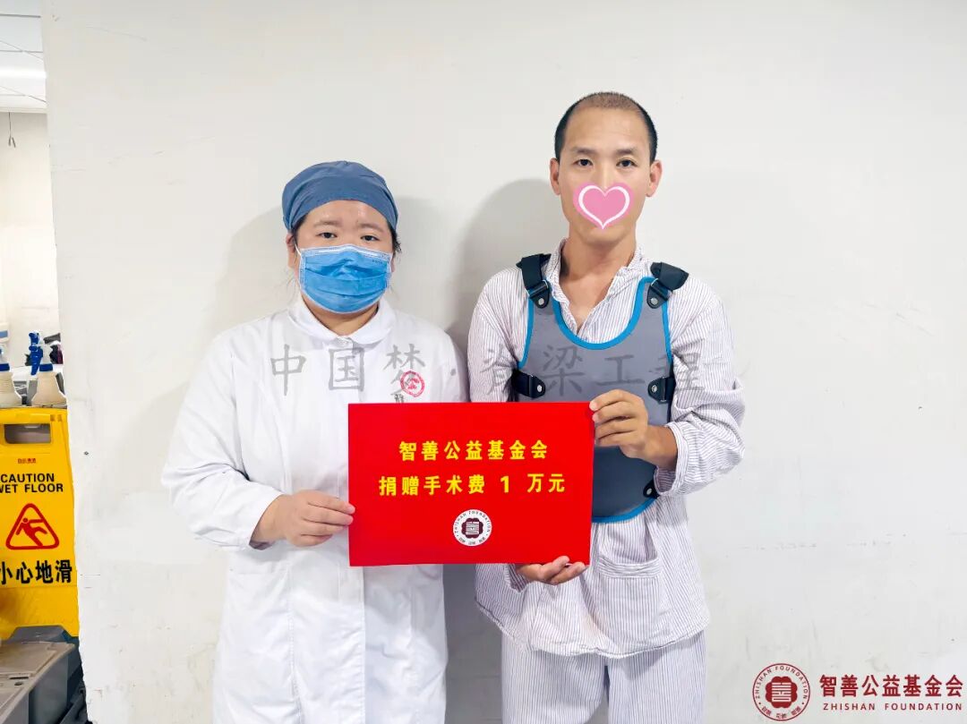59 首都医科大学附属复兴医院刘丽晶护士将智善公益基金会捐赠的1万元转交给山西朔州朔城区患者小雷.jpg
